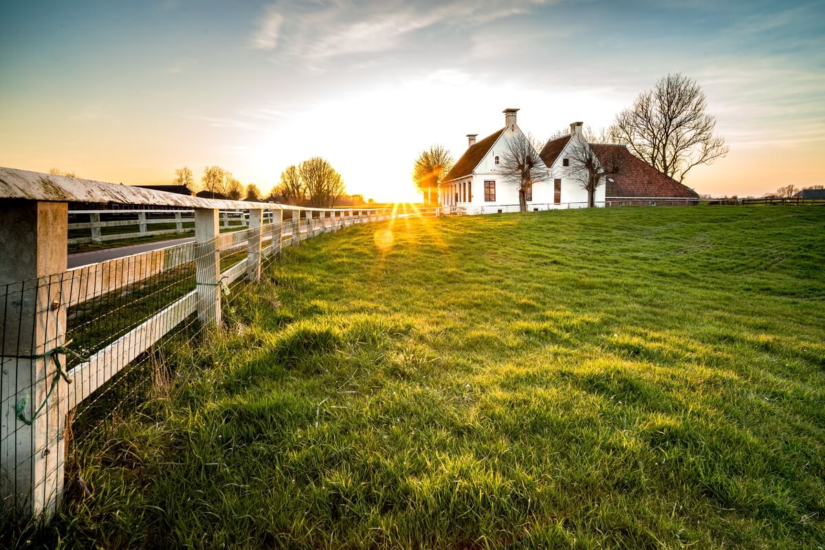 gestão da propriedade rural: imagem de propriedade rural ao entardecer