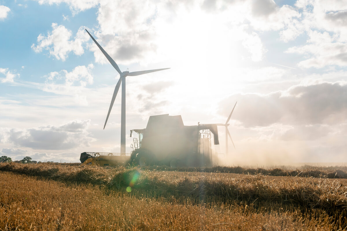 o que é rateio de custos agrícolas: imagem de implemento agrícola na lavoura